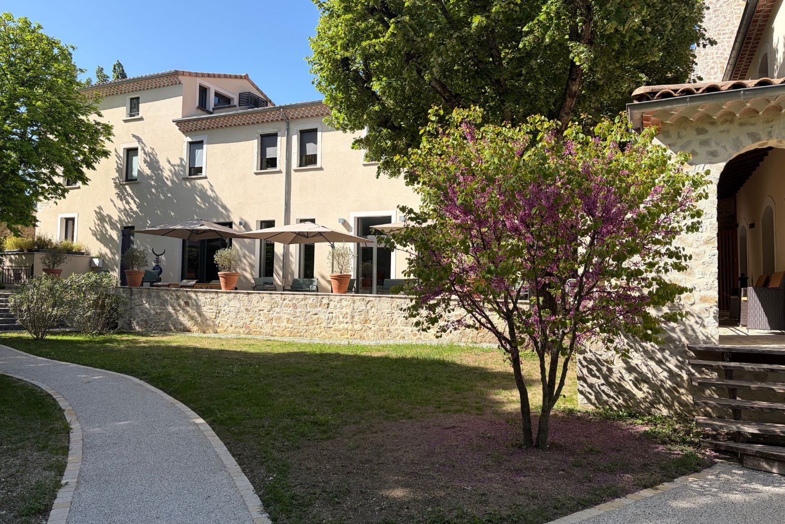 Facade de l'hôtel LA CACHETTE en Drôme Provençcale