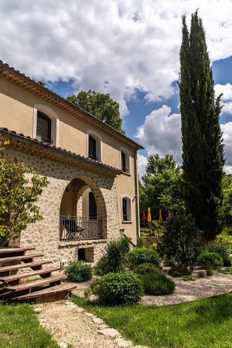 Batisse au milieu d'un parc arboré à l'hôtel LA CACHETTE de Dieulefit