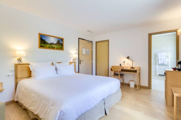 chambre confort avec douche de l'hôtel LA CACHETTE à Dieulefit en Drôme Provençale
