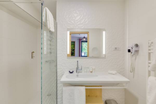 chambre confort vue jardin avec douche de l'hôtel LA CACHETTE à Dieulefit en Drôme Provençale