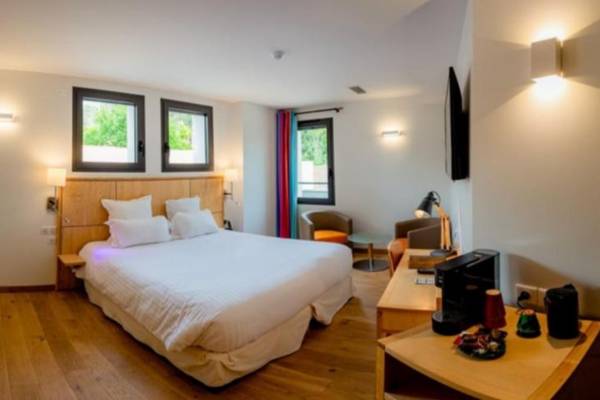 chambre confort avec vue village et baignoire de l'hôtel LA CACHETTE à Dieulefit en Drôme Provençale