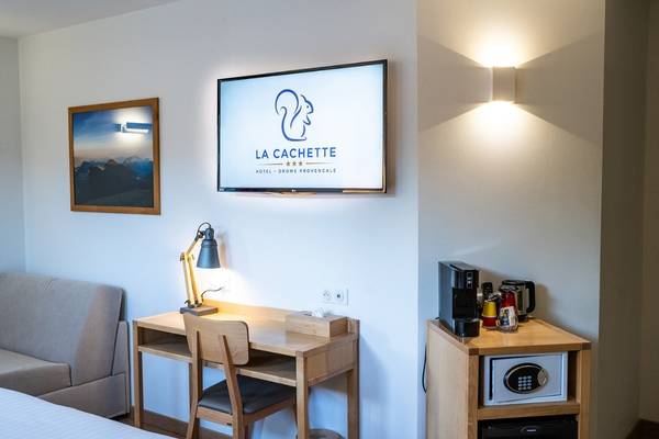 bureau de la chambre confort vue village de l'hôtel LA CACHETTE à Dieulefit en Drôme Provençale