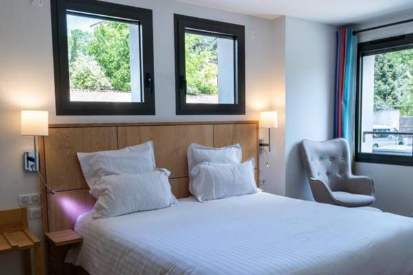 chambre confort vue village de l'hôtel LA CACHETTE à Dieulefit en Drôme Provençale