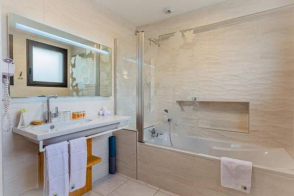 salle de bain avec baignoire de la chambre confort vue village de l'hôtel LA CACHETTE à Dieulefit en Drôme Provençale