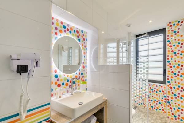 salle de bains avec douche de la chambre découverte de l'hôtel LA CACHETTE à Dieulefit en Drôme Provençale