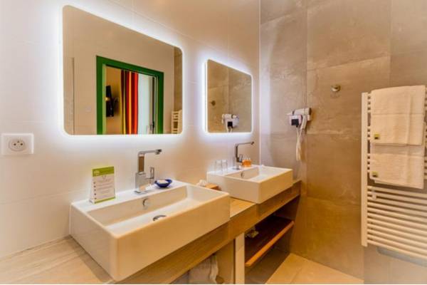 salle de bains de la chambre executive avec vue village de l'hôtel LA CACHETTE à Dieulefit en Drôme Provençale
