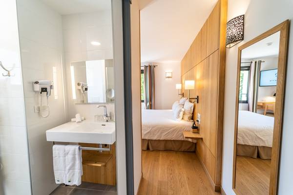 vue de la salle de bain et de la chambre supérieure vue jardin avec douche de l'hôtel LA CACHETTE à Dieulefit en Drôme Provençale