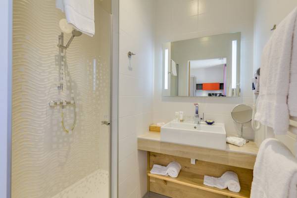chambre supérieure avec vue village et douche de l'hôtel LA CACHETTE à Dieulefit en Drôme Provençale