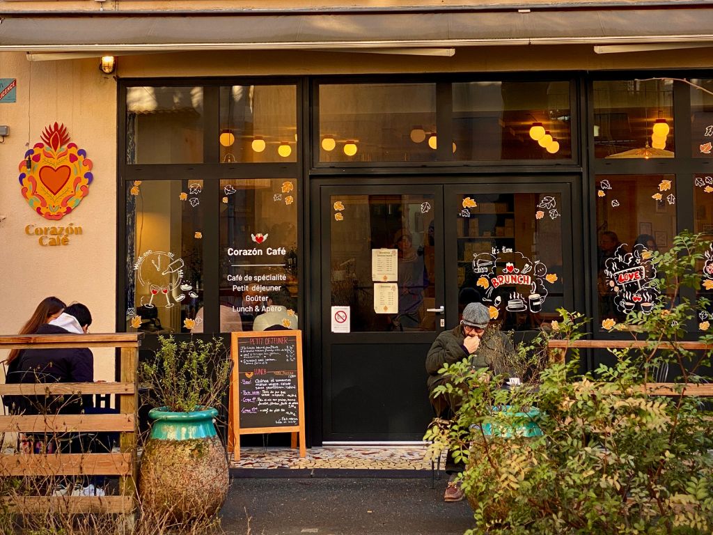 L'exterieur du Corazon Café en Drome du Sablier penché de Dieulefit