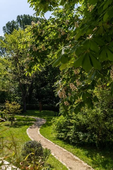 Le Jardin de l'hôtel trois étoiles LA CACHETTE en Drôme provençale