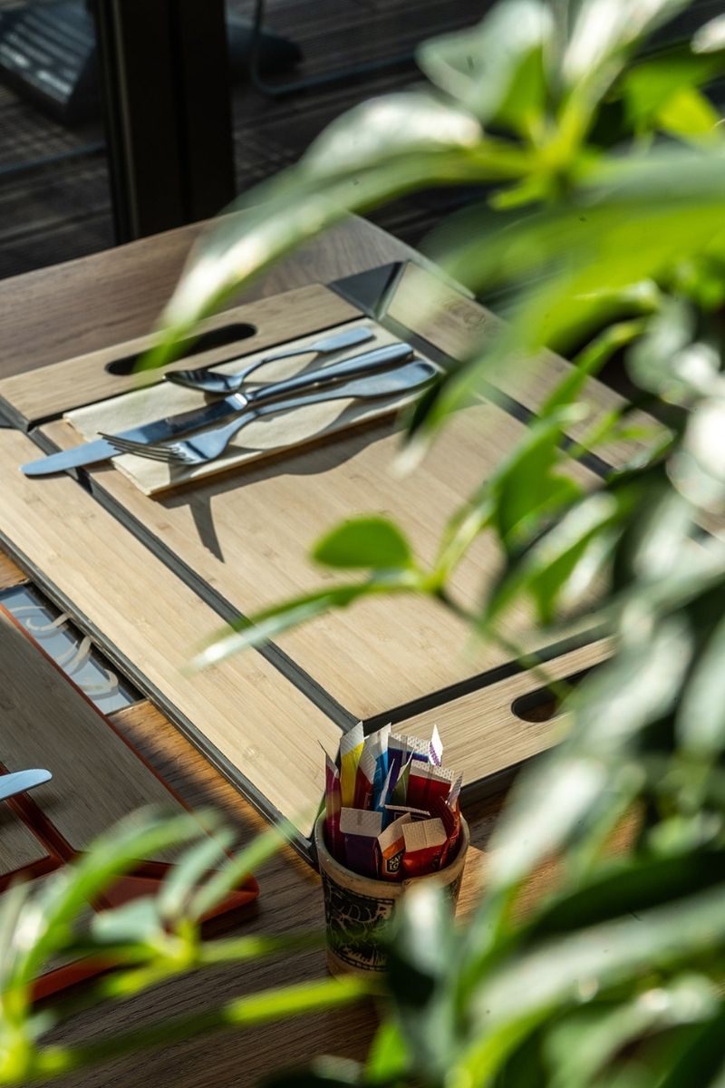 Table du petit déjeuner de l'hôtel la CACHETTE à Dieulefit