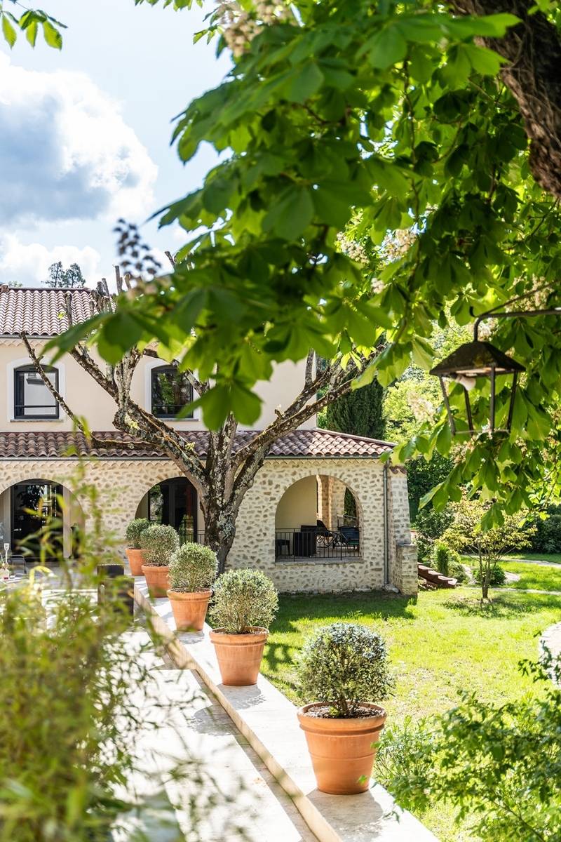 Le magnifique jardin de l'hôtel LA CACHETTE