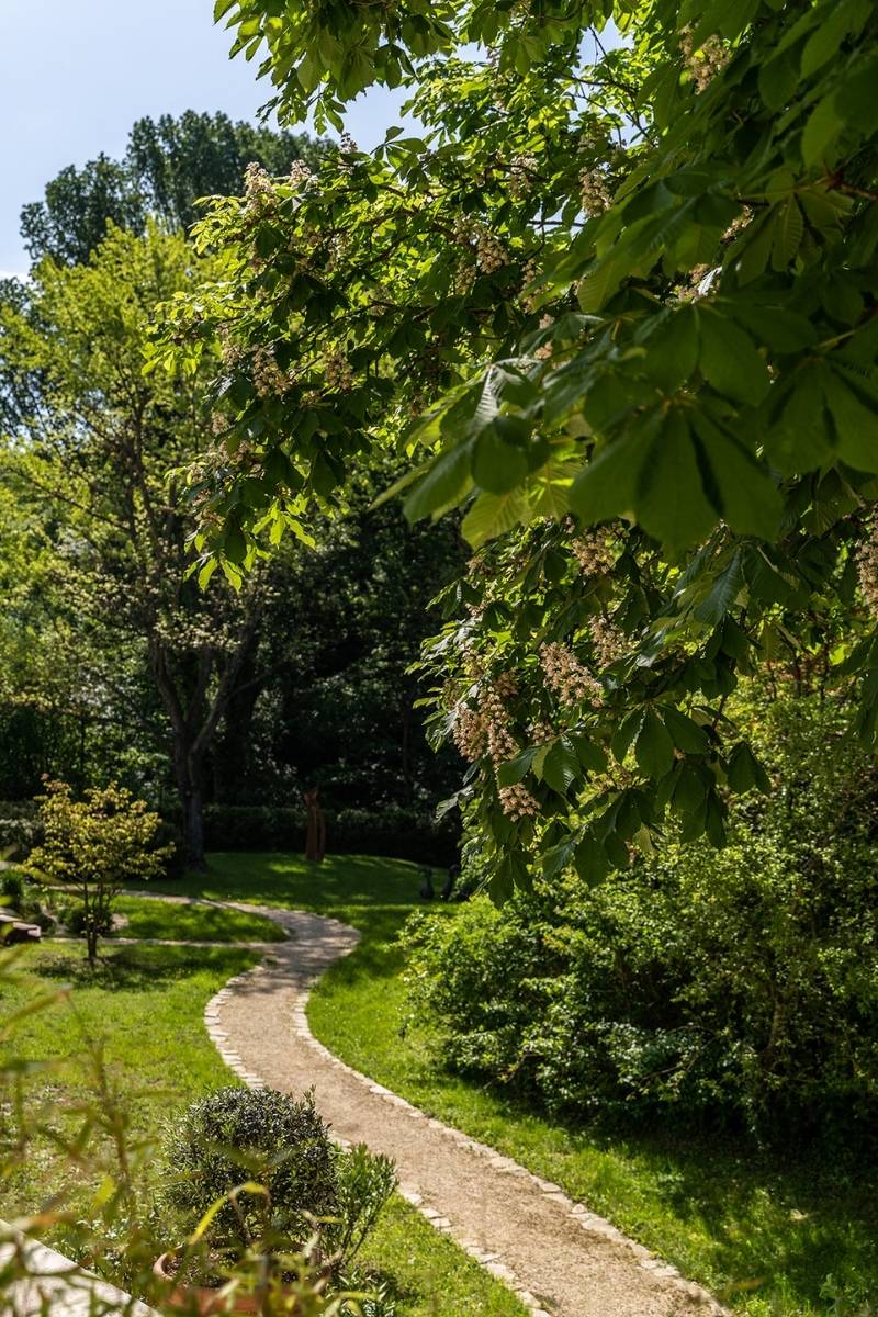 Parc arboré de l'hôtel LA CACHETTE à Dieulefit