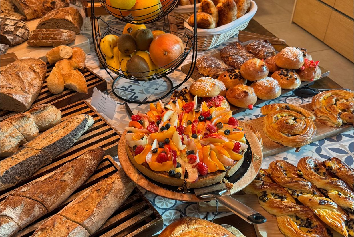 Le petit déjeuner gargantuesque de la CACHETTE **** hôtel situé en Drôme Provençale