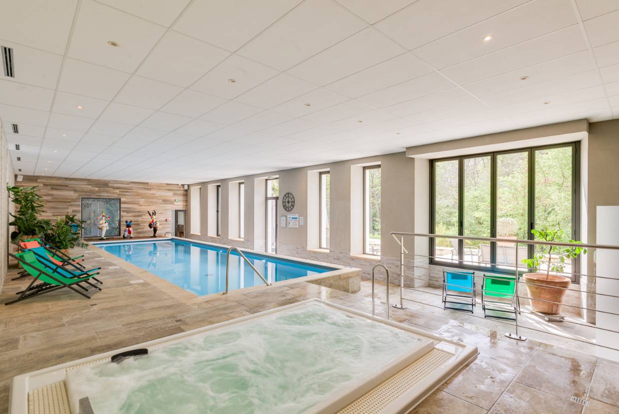 Piscine couverte et jacuzzi de l'hôtel LA CACHETTE à Dieulefit en Drôme Provençale