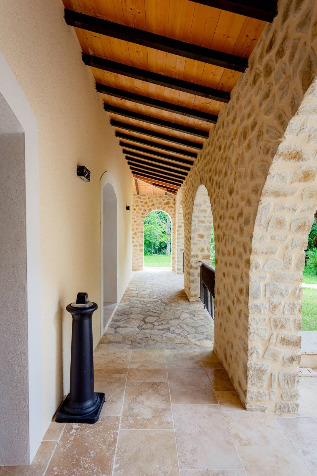 The arcades of the hotel LA CACHETTE in Dieulefit