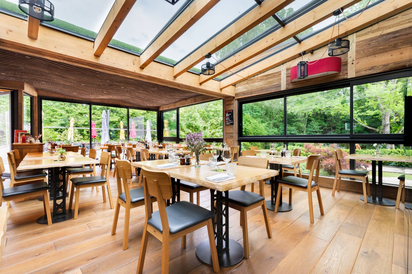 Salle de restaurant Bistrot Noisette de l'hôtel LA CACHETTE à Dieulefit en Drôme Provençale