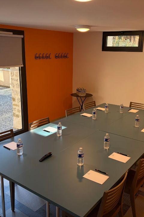 Salle de séminaire de la Cachette, hotel 4 étoiles en drôme provencale dans le cadre d'une batisse en pierre