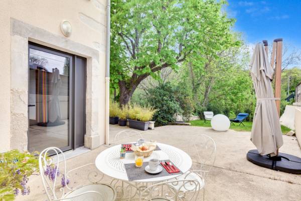 Terrasse du studio vue jardin avec douche de l'hôtel LA CACHETTE à Dieulefit en Drôme Provençale