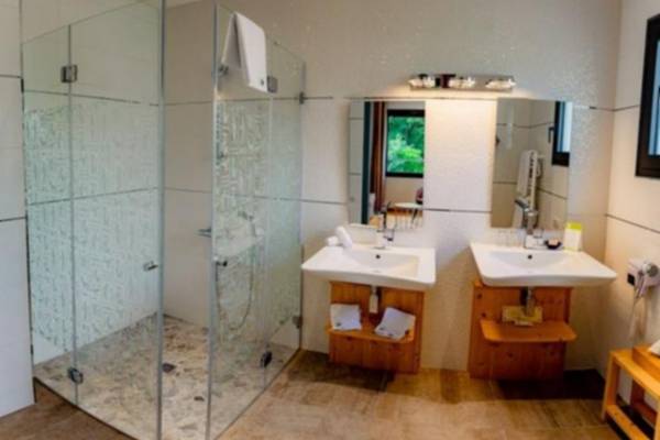 Salle de bain de la suite junior de l'hôtel LA CACHETTE à Dieulefit en Drôme Provençale